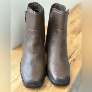Women’s Emmy Naturalizer Boots. Size 12W in brown leather.